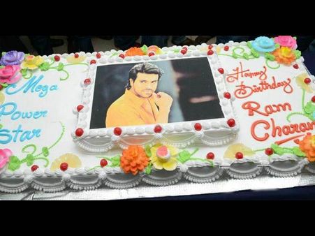 చెర్రీ బర్త్‌డే సెలబ్రేషన్స్@చిరంజీవి బ్లడ్ బ్యాంక్(ఫోటోలు)