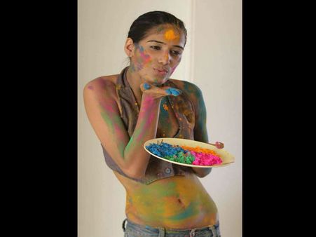 సెక్సీగా అందాలు ఆరబోస్తూ హోలీ...(వీడియోలు)