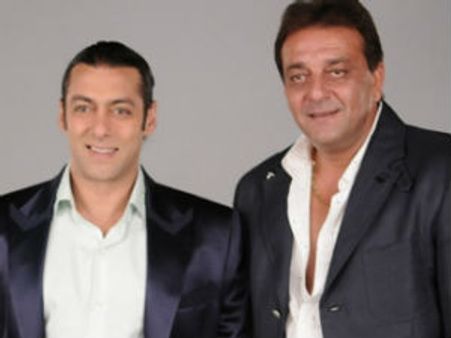 సంజయ్‌దత్‌ ఇంటికెళ్లి పరామర్శించిన స్టార్ హీరో