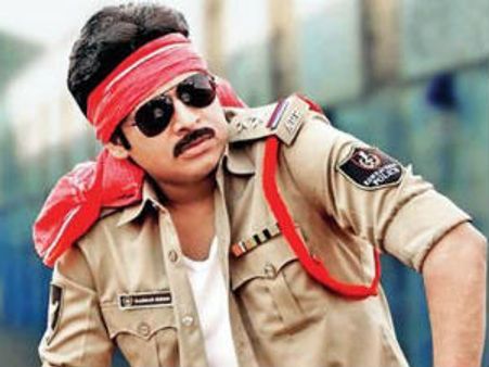 హాట్ టాపిక్ : పవన్ కళ్యాణ్ స్క్రిప్టు రాస్తున్నారు