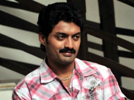 కల్యాణ్‌రామ్‌ 'ఓమ్‌' కథేమిటి ?