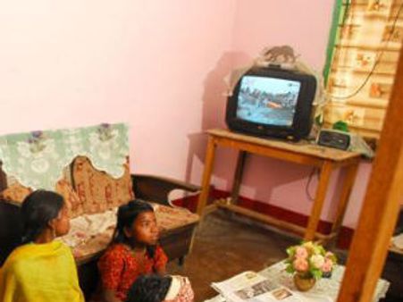 హైదరాబాద్‌లో ఆగిపోయిన టీవీ ప్రసారాలు...కేసులు