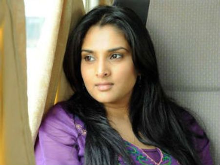 జర్నలిస్టులపై స్టార్ హీరోయిన్ పోలీస్ కేసు