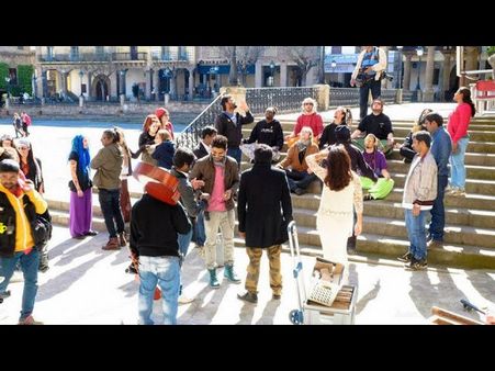 'ఇద్దరు అమ్మాయిలతో....' క్రేజీగా బన్నీ ఇలా (కొత్త ఫోటోలు)