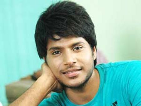 హీరో కారును ఢీకొట్టిన తాగుబోతు లేడీ