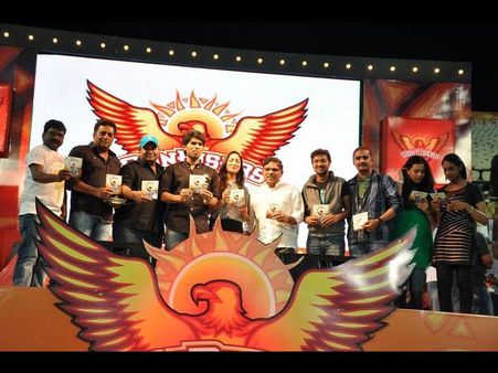 ఐపీఎల్ మ్యాచ్‌లో ‘గౌరవం’ ఆడియో రిలీజ్...(ఫోటోలతో)