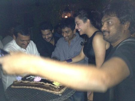 ఎన్టీఆర్ 'బాద్‌షా' టీమ్ సెలబ్రేషన్స్ (ఫోటో)