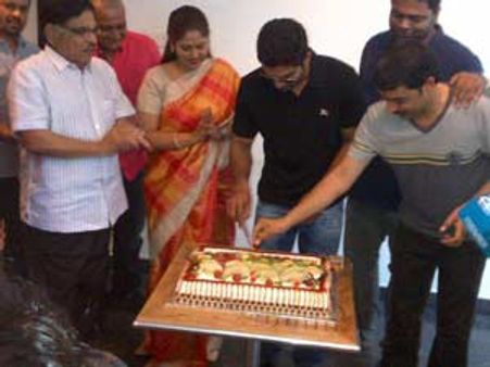 'ఎవడు' సెట్ లో.. బన్నీ పుట్టిన రోజు వేడుక ఇలా.. (ఫోటో)