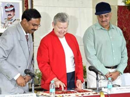 సినిమాల్లో మాఫియా డబ్బు: పోలీసులు, పైరసీ అప్లికేషన్ రిలీజ్