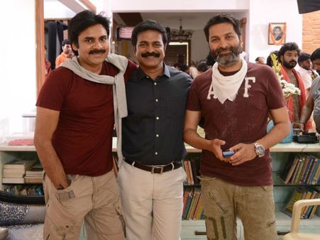 ఒకే రకం అవుట్ ఫిట్ లో త్రివిక్రమ్, పవన్ కళ్యాణ్(ఫోటో)