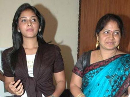 అంజలి వెనక ఎవరో ఉన్నారు: భారతీదేవి