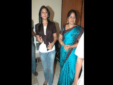 అంజలి వెనక ఎవరో ఉన్నారు : భారతీదేవి