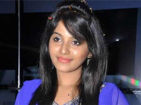 ఖరీదైన కారులో అంజలి ఎస్కేప్, ఆ కారులో ఉన్నదెవరు?