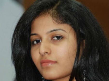 హీరోయిన్ అంజలి క్షేమం, తల్లికి ఫోన్