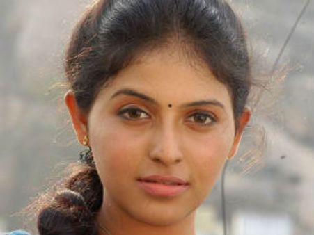 మిస్టరీ వీడింది : నిర్మాత రక్షణలో అంజలి