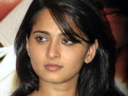 అనుష్కతో క్లోజ్ అంతే...ఆ సంబంధం లేదని ఖండన