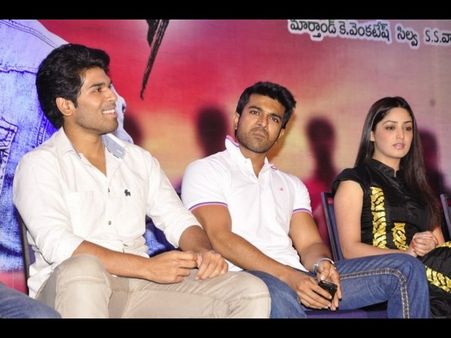 గౌరవం: సెంటరాఫ్ అట్రక్షన్‌గా రామ్ చరణ్ (ఫోటోలు)