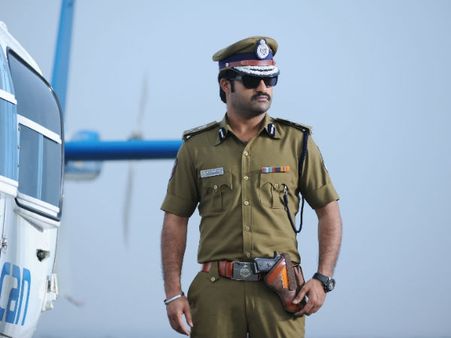 జూ ఎన్టీఆర్ పోలీస్ ఆఫీసర్ గెటప్ కేక..(ఫోటోలు)