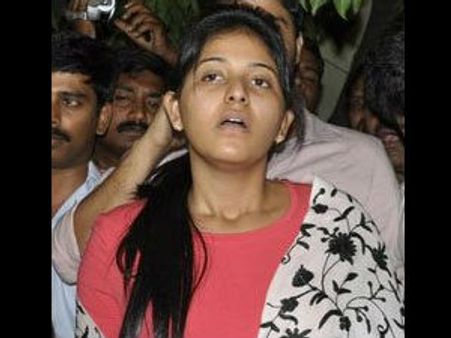 అంజలికి చెప్పలేని రోగమన్న పిన్ని, అన్నీ అనుమానాలే!