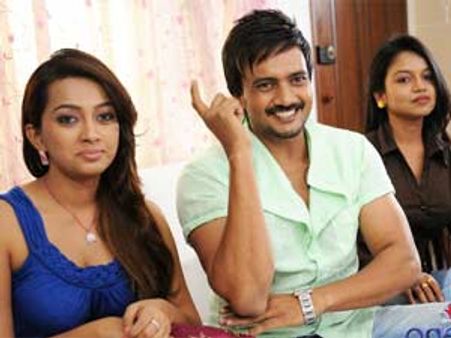 తేజ వెయ్యి అబద్దాల్లో... మాజీ గవర్నర్ తివారీ రాసలీలల సీన్?