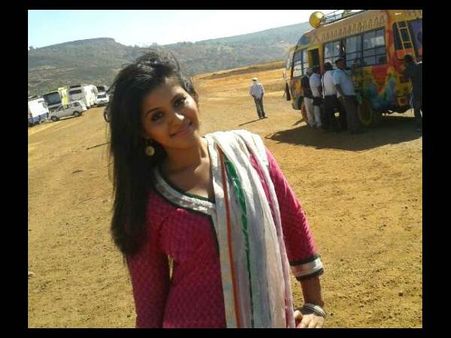 షూటింగులో జాయినైన అంజలి... (ఆన్ లొకేషన్ స్టిల్స్)