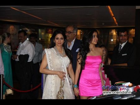 శ్రీదేవి ‘పద్మశ్రీ’ పార్టీ, సెక్సీ లుక్‌తో జాహ్నవి (ఫోటోలు)