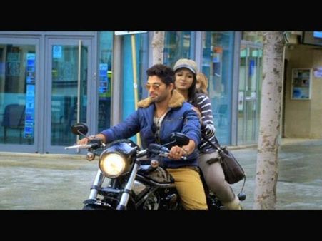 వావ్ రొమాంటిక్! (ఇద్దరమ్మాయిలతో న్యూ ట్రైలర్ వీక్షించండి)