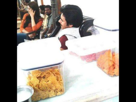 లొకేషన్లో...పవన్, సమంత, ప్రణీత, మిర్చి మదర్(ఫోటోలు)