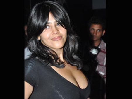 రూ. 30 కోట్లు ఎగ్గొట్టిన హాట్ లేడీ ప్రొడ్యూసర్