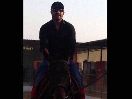 గుర్రపు స్వారీ నేర్చుకుంటున్న జూ ఎన్టీఆర్