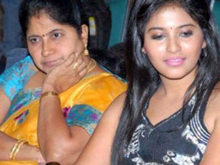 చంపేస్తామని అంజలి పిన్నికి బెదిరింపులు