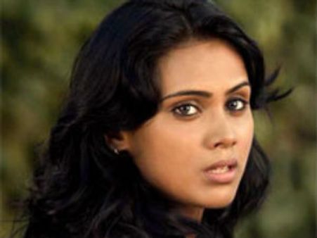 నెగిటివ్ పాత్రలో 'కడలి' హీరోయిన్