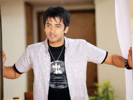 తొలి సినిమా రిలీజ్ కాకుండానే ఆ కుర్రాడికి వీర క్రేజ్