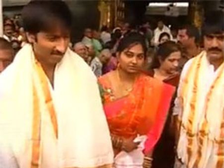 తిరుమలను సందర్శించిన గోపీంచంద్ దంపతులు