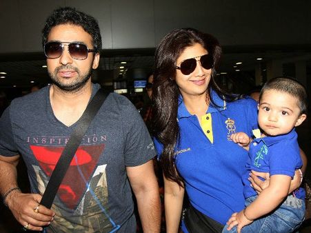 ఫోటోలు: ముంబై ఎయిర్ పోర్టులో కొడుకుతో శిల్పాశెట్టి