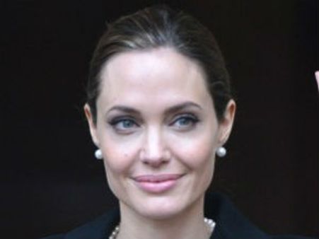 ఏంజెలినా జోలికి కాన్సర్..రెండు రొమ్ములు తొలిగింపు