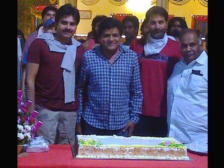 అలీతో పవన్ కళ్యాణ్ సెలబ్రేషన్ (ఫోటో)