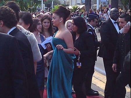 ఫోటోలు: బ్లూలో ఐష్ మైండ్ బ్లోయింగ్ @కాన్స్