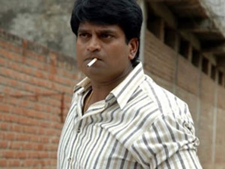 ఇద్దరు వేశ్యలను టార్చర్ పెడుతున్న రవిబాబు!