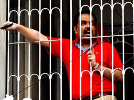 తుపాకి కాలుస్తూ ... సినీ ఫైనాన్షియర్ వీరంగం