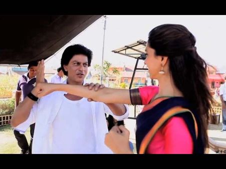 దర్శకుడిని కొట్టి, షారుఖ్‌‌కు పంచ్ ఇచ్చిన దీపిక (ఫోటోలు)