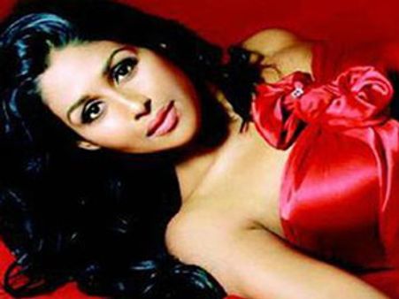 ఫామ్ హౌస్ లో దొరికిన హీరోయిన్, అరెస్ట్...