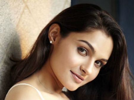 సునీల్ హీరోయిన్ కమల్ సరసన..హ్యాపీస్