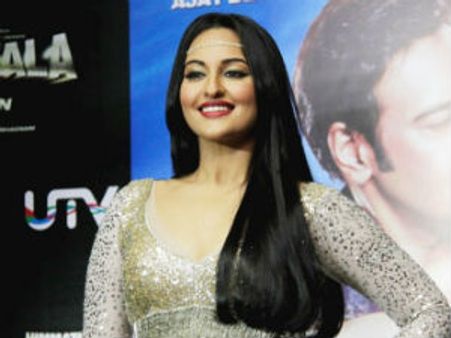 ‘బాహుబలి’ హిందీ వెర్షన్లో సోనాక్షి లేదన్న రాజమౌళి