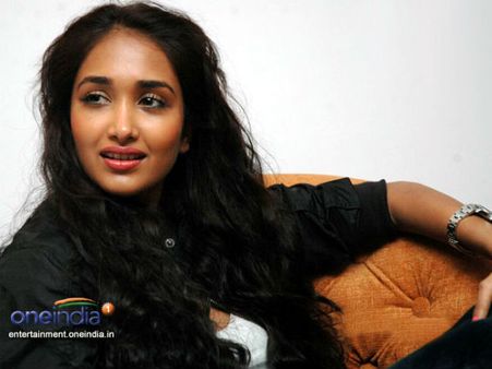 వర్మ 'నిశ్శబ్ద్‌' హీరోయిన్ జియాఖాన్‌ ఆత్మహత్య