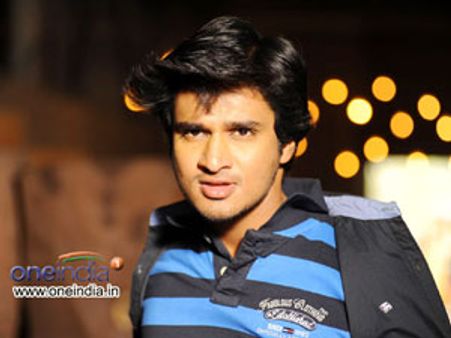 హీరో నిఖిల్ వీరంగం, తమ్మడిని ర్యాగింగ్ చేయడమే కారణమా?