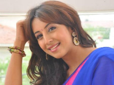 స్పాట్‌ ఫిక్సింగ్‌ కేసులో ప్రభాస్ హీరోయిన్..పోలీస్ విచారణ