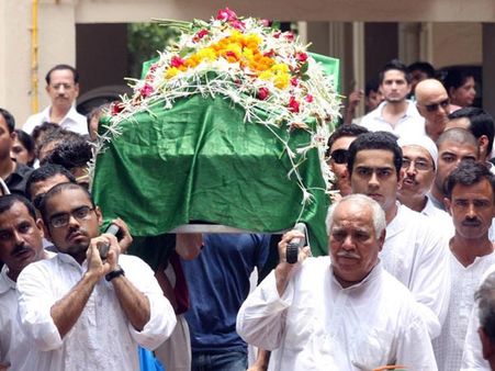 దృశ్యాలు : జియా ఖాన్ అంత్యక్రియల్లో సెలబ్రిటీలు