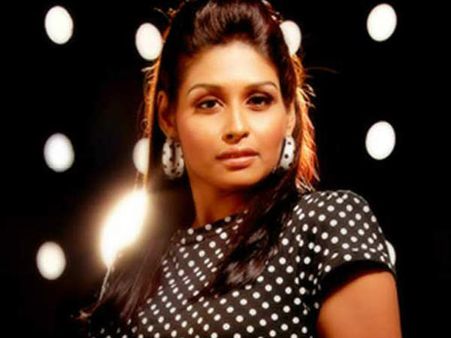 నన్ను వాడుకున్నారు : పోలీసులతో హీరోయిన్ లీనా