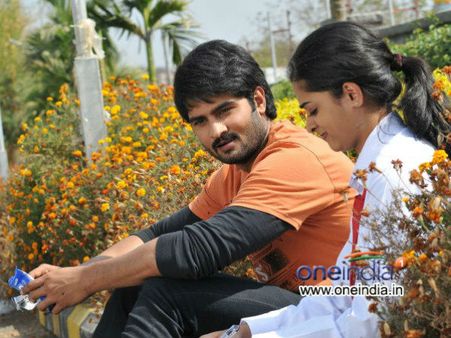 నవ్వుతూ..భయపడతూ....('ప్రేమ కథా చిత్రమ్‌'రివ్యూ)